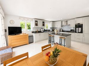 Kitchen (2)- click for photo gallery